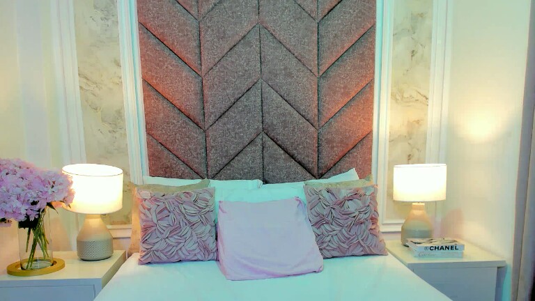 ScarletShinee's Streamate show and profile