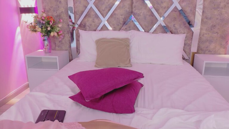 Emmy_Pierce's Streamate show and profile